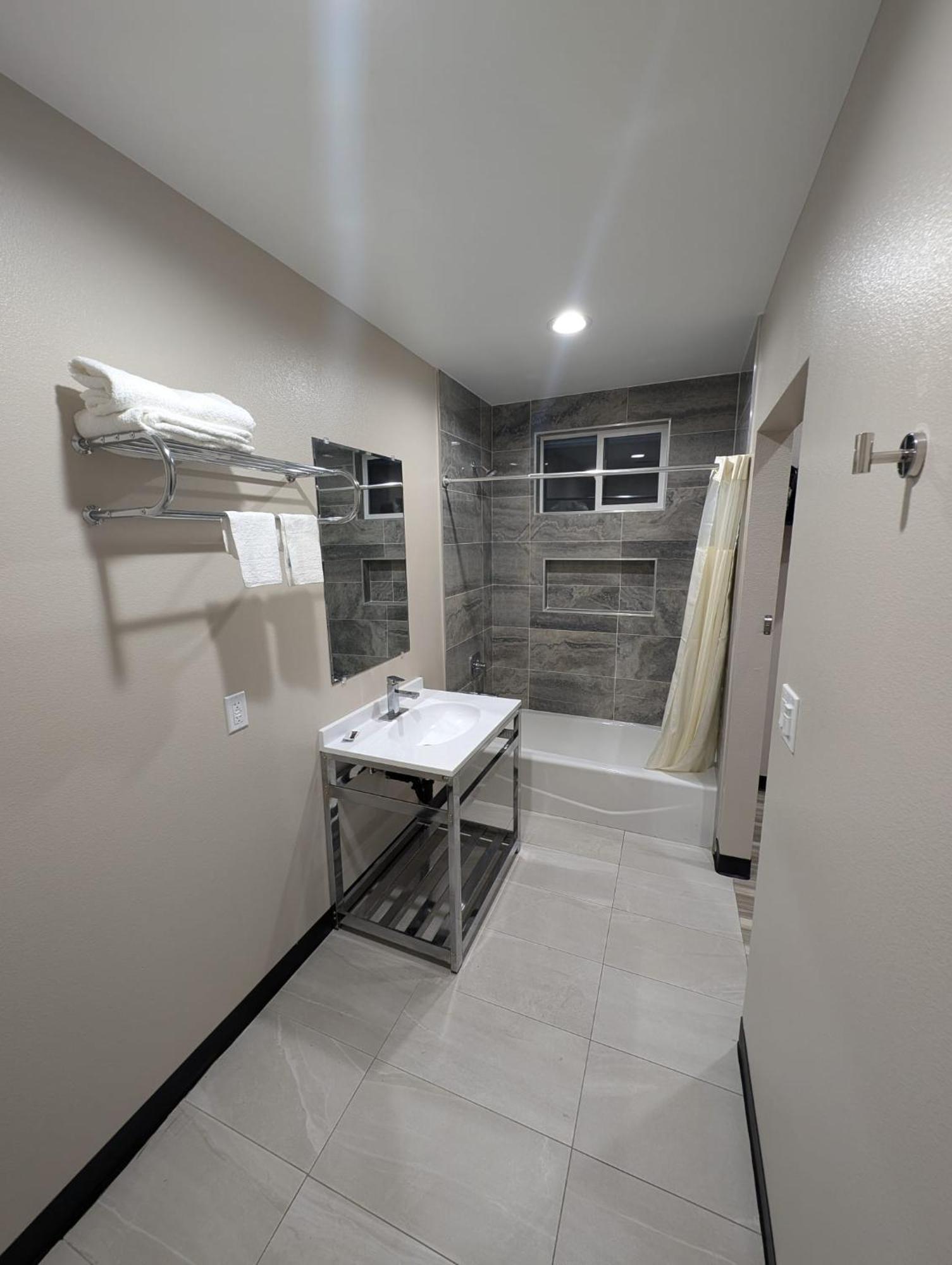 Star Inn Hotel Maywood Екстериор снимка